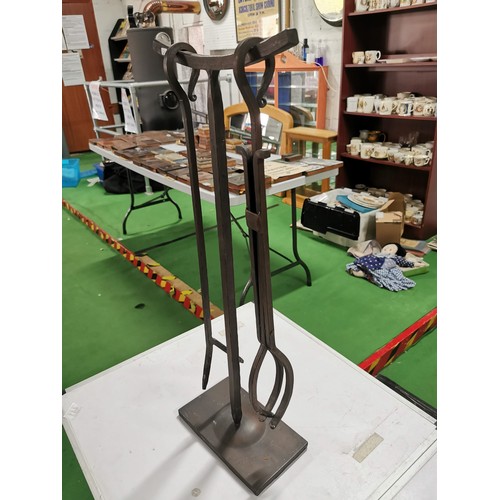 441 - Vintage wrought iron companion set inc log grab and long tongs in good vintage order, height 70cm