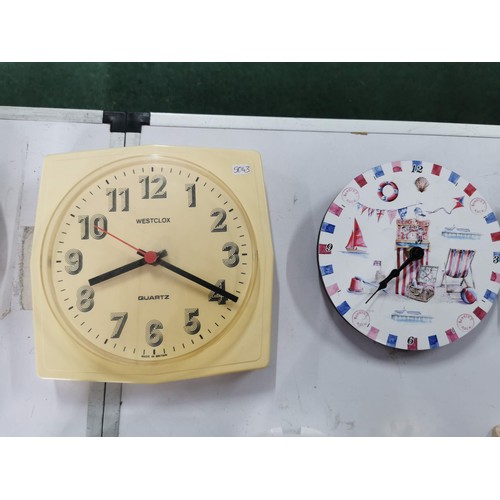 128 - Collection of 13x battery operated travel and mantle clocks of various makes inc Seiko, Baby Ben, Ku... 