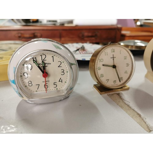 128 - Collection of 13x battery operated travel and mantle clocks of various makes inc Seiko, Baby Ben, Ku... 