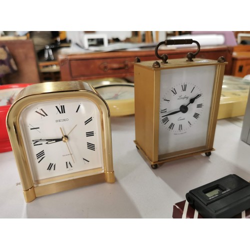 128 - Collection of 13x battery operated travel and mantle clocks of various makes inc Seiko, Baby Ben, Ku... 