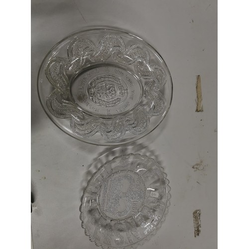 451 - Large quantity of glass royal memorabilia inc jubilee plates, coronation plates beakers rare George ... 