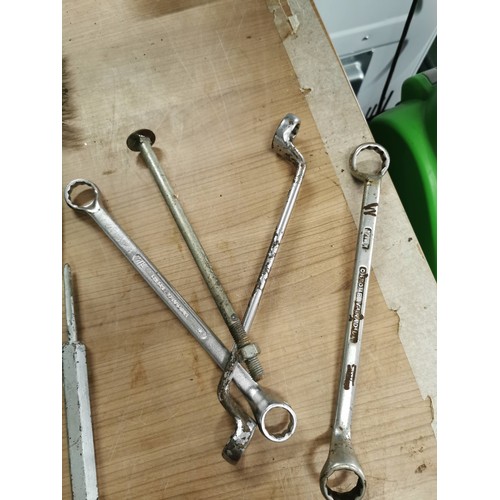 14 - Crate of spanners inc. ratchet type and various ring spanners etc