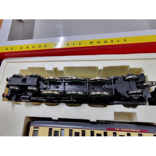 190 - A boxed as new hornby R2363M BR462 Fairway class A3 locomotive with 2 coaches and 1 break coach, lim... 