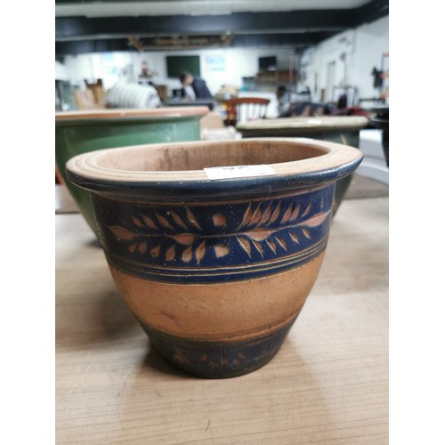 72 - Collection of 5x terracota planters along with a collection of plastic wall hangers, all in good ord... 