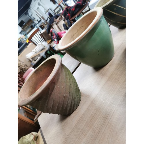 72 - Collection of 5x terracota planters along with a collection of plastic wall hangers, all in good ord... 