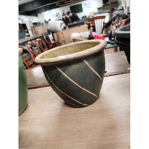 72 - Collection of 5x terracota planters along with a collection of plastic wall hangers, all in good ord... 