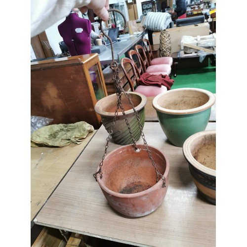 72 - Collection of 5x terracota planters along with a collection of plastic wall hangers, all in good ord... 