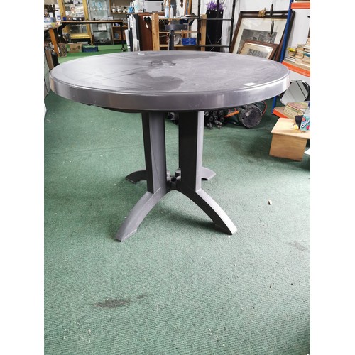 94 - Large outdoor collapsible garden table in very good order, height 74cm diameter 100cm