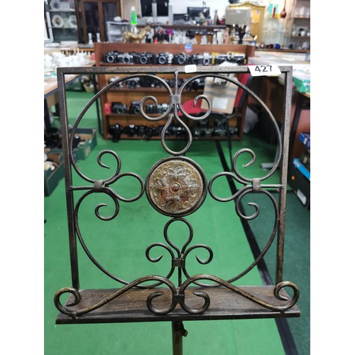 427 - Solid steel music stand with ornate detail to center and in good condition