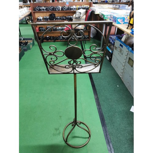 427 - Solid steel music stand with ornate detail to center and in good condition