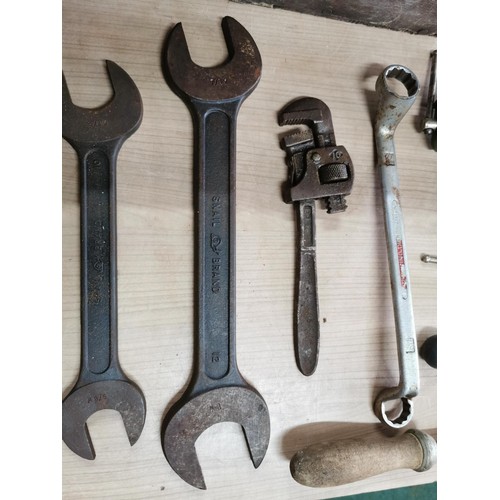 40 - Wooden tool case full of vintage spanners including many large rare ones, also a Stanley desk vice