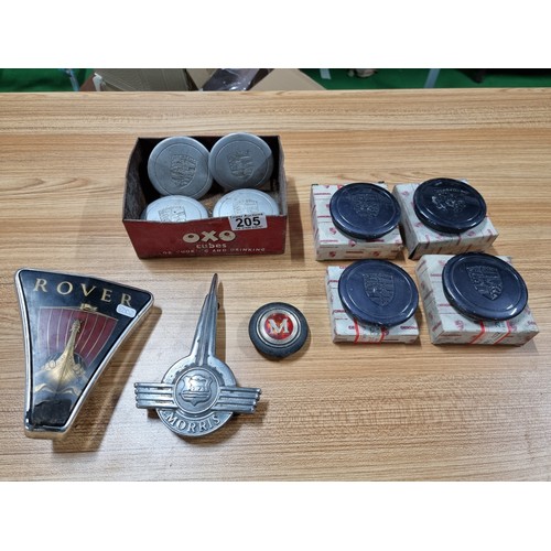 205 - 2x sets for Porsche centre metal wheel caps, along with a vintage Morris head badge and Morris horn ... 