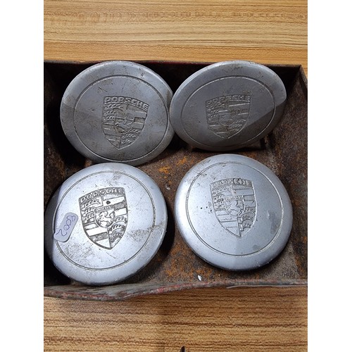 205 - 2x sets for Porsche centre metal wheel caps, along with a vintage Morris head badge and Morris horn ... 