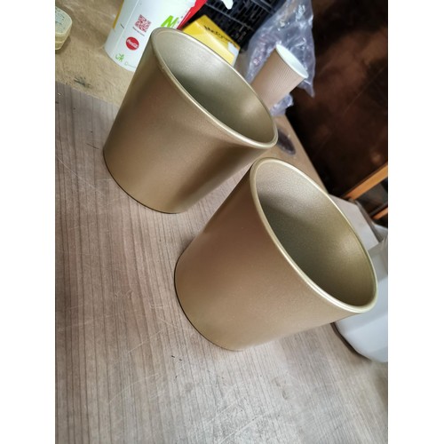 48 - 12 x ceramic plant pots and two plastic ones. The ceramic ones are 12-14cm diameter and all in good ... 