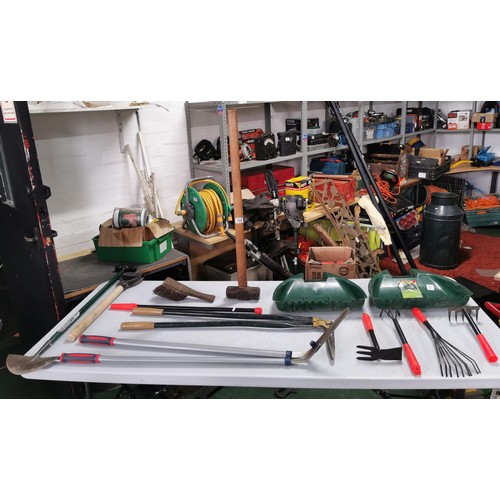 Quantity of garden tools inc lawn shears, sledge hammer, leaf grabbers