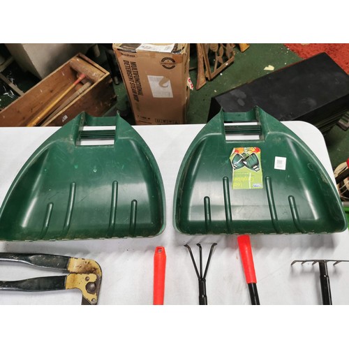 Quantity of garden tools inc lawn shears, sledge hammer, leaf grabbers