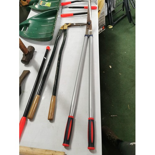 102 - Quantity of garden tools inc lawn shears, sledge hammer, leaf grabbers etc all in good order