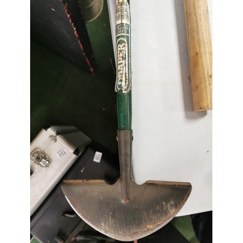 102 - Quantity of garden tools inc lawn shears, sledge hammer, leaf grabbers etc all in good order