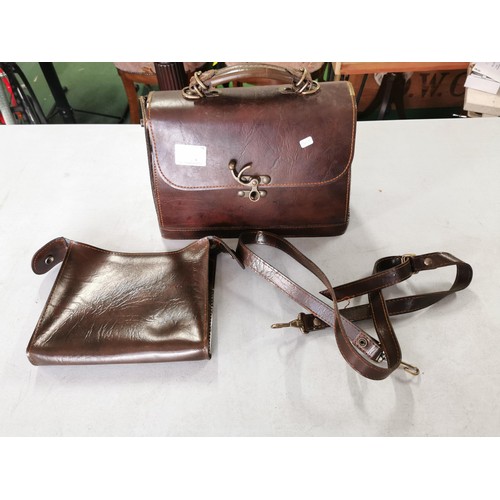 145 - Very good quality vintage leather handbag with removable zip bag, comes with shoulder strap, clip fa... 