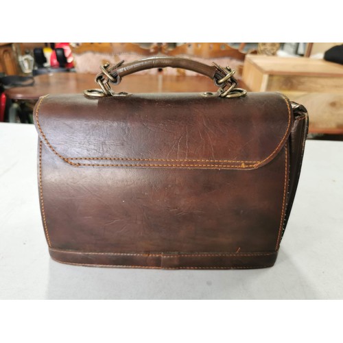 145 - Very good quality vintage leather handbag with removable zip bag, comes with shoulder strap, clip fa... 