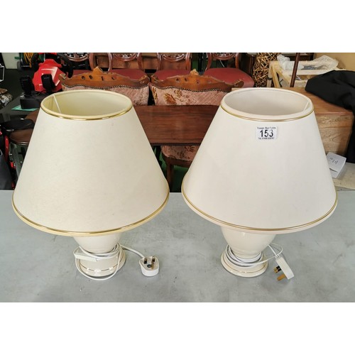 153 - 2x ceramic lamps in good order complete with shades 36cm high,