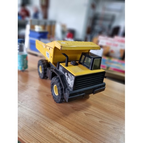 21 - A large metal Tonka dumper truck in good condition. Height 26cm, length 43cm, width 20cm.