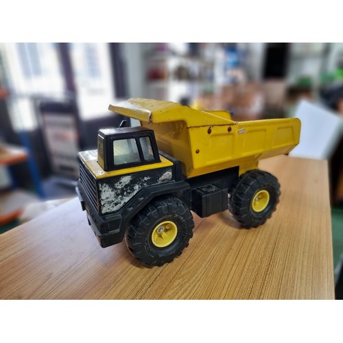 21 - A large metal Tonka dumper truck in good condition. Height 26cm, length 43cm, width 20cm.