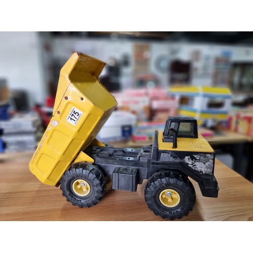 21 - A large metal Tonka dumper truck in good condition. Height 26cm, length 43cm, width 20cm.