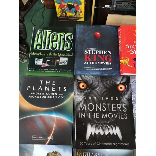 98 - Collection of 24x hard and soft back reference books inc, Stars and Planets, Stephen Kind Movies, Fa... 