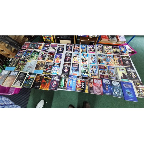 95 - Collection of 117x soft back and hard back books mostly relating to Dr Who, inc many Dr who novels o... 