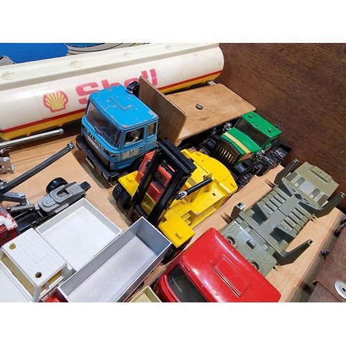 20 - A large quantity of various vintage diecast vehicles including cars and lorries, with good brand nam... 