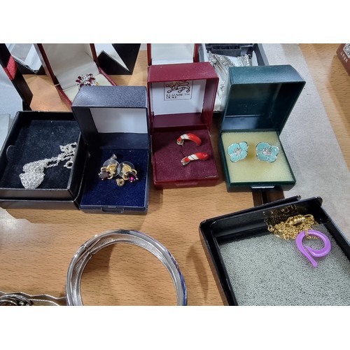 32 - A large collection of various boxed costume jewellery including 2 good dress rings, many pairs of ea... 