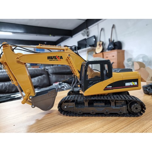 48 - A good quality diecast RC excavator digger by Hulna, very well looked after in as new condition, ful... 