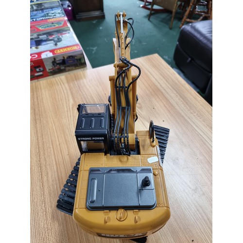 48 - A good quality diecast RC excavator digger by Hulna, very well looked after in as new condition, ful... 