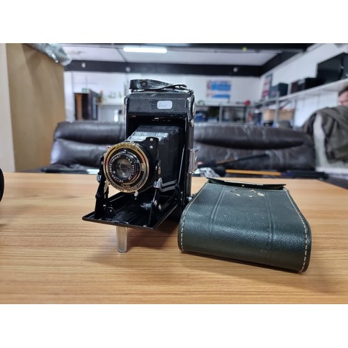 55 - A good quality Zeizz Ikon nettar 515 folding camera and case in good condition, along with a boxed C... 