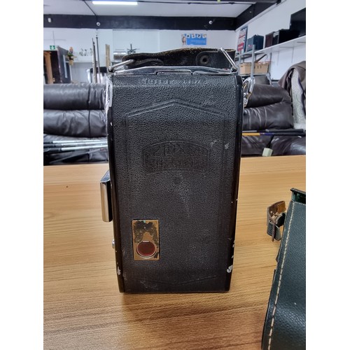 55 - A good quality Zeizz Ikon nettar 515 folding camera and case in good condition, along with a boxed C... 