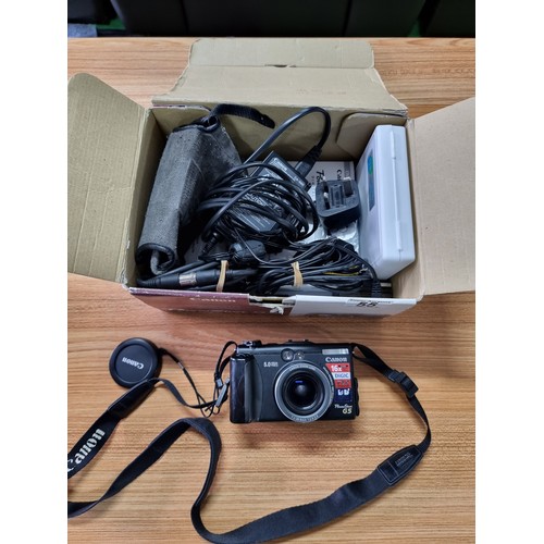 55 - A good quality Zeizz Ikon nettar 515 folding camera and case in good condition, along with a boxed C... 