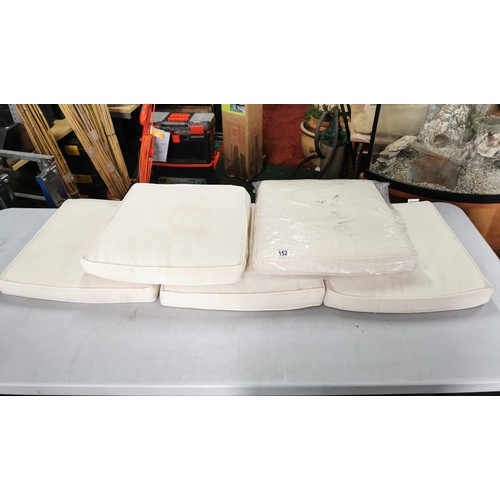 152 - Collection of 5x cream coloured outdoor seat pads in good order, size 46cm x 43cm