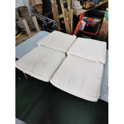 152 - Collection of 5x cream coloured outdoor seat pads in good order, size 46cm x 43cm