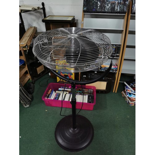 155 - Draper Expert FAN 6 industrial fan on metal stand, stands 146cm high with a 51cm diameter base