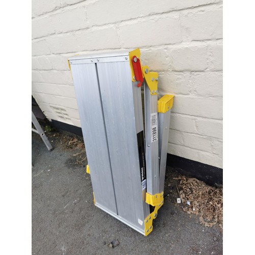 163 - Wickes hop up work platform stands 53cm high, 76cm long