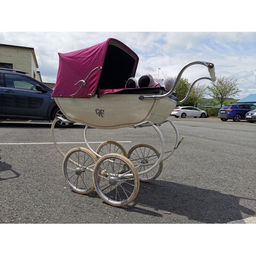 167 - Silvercross vintage pram. 1950's, in full working order.