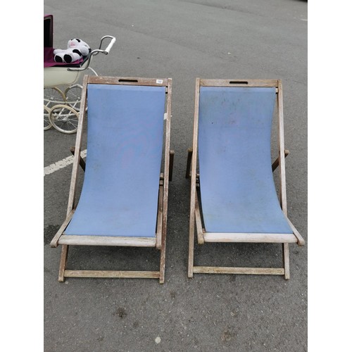 168 - A pair of vintage deck chairs in good order