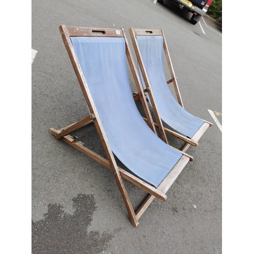 168 - A pair of vintage deck chairs in good order