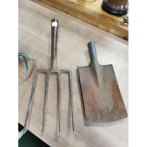 178 - Quantity of garden tools inc weeder, fork and shovel, fork and shovel need shafts.