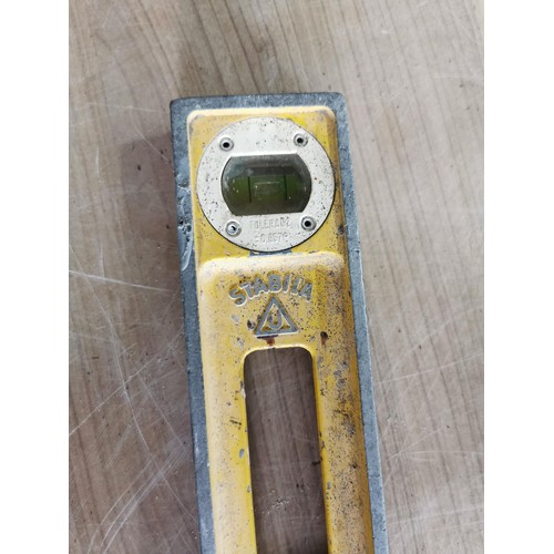 180 - 14lb post hammer by Record along with a good heavy duty spirit level