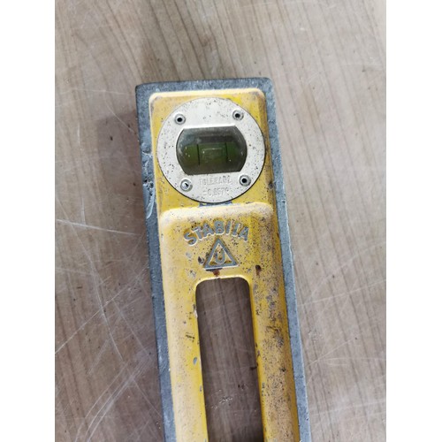 180 - 14lb post hammer by Record along with a good heavy duty spirit level