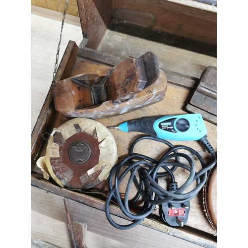 200 - Carpenters box containing a quantiy of tools inc wooden planers, vintage tap measures, screwdrivers ... 