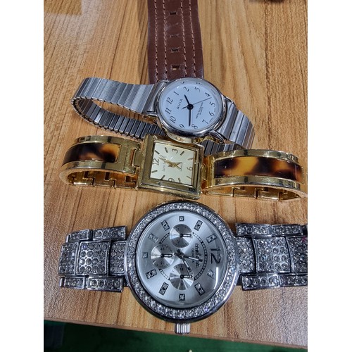 318 - A collection of 18x various wrist watches to include some good designer brands, Bench, Accurist, FCU... 