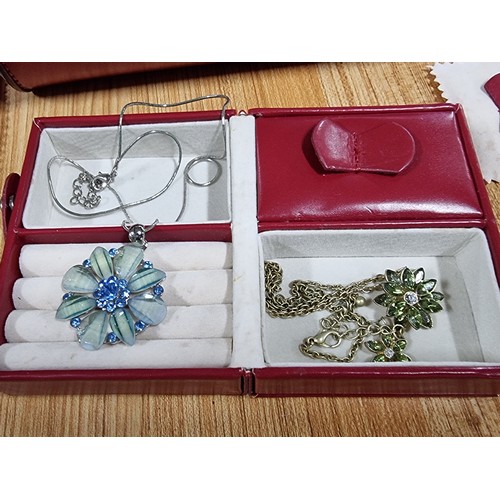 319 - 2 jewellery boxes both containing good quality consume jewellery, to include 10 ornate dress rings, ... 